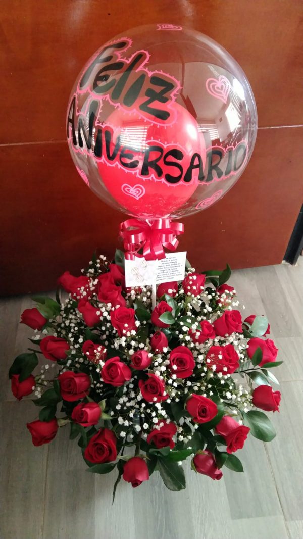 Arreglo por 50 rosas y globo personalizado R96