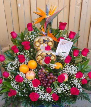 Pirámide de rosas, 2 cajas de chocolates y fruta R121
