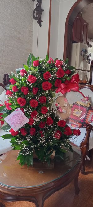 Media luna de rosas con peluche y globo burbuja R 186