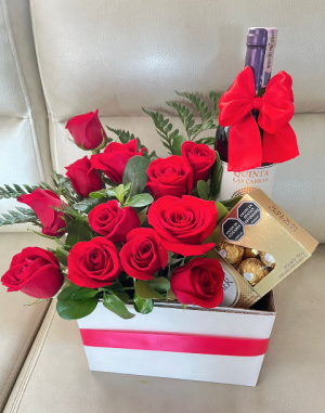 Caja x 12 rosas, botella de vino y ferrero x 8 unidades R189