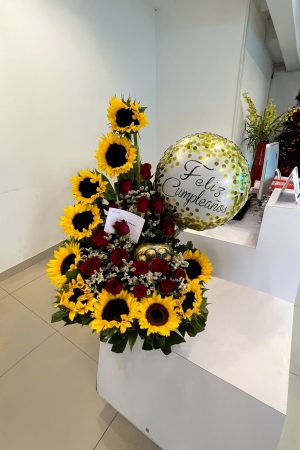 Arreglo con girasoles, rosas, globo y ferrero corazon R188