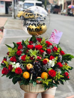 Canasto por 30 rosas, fruta y globo personalizado R190