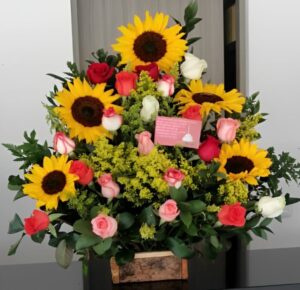 Pirámide por 5 girasoles y 20 rosas R77